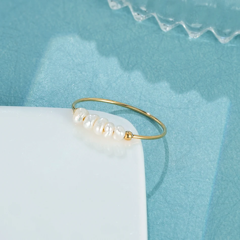 Bague en or 18K avec perle baroque naturelle, simple et luxueuse. Un bijou léger et élégant pour un style naturel au quotidien.