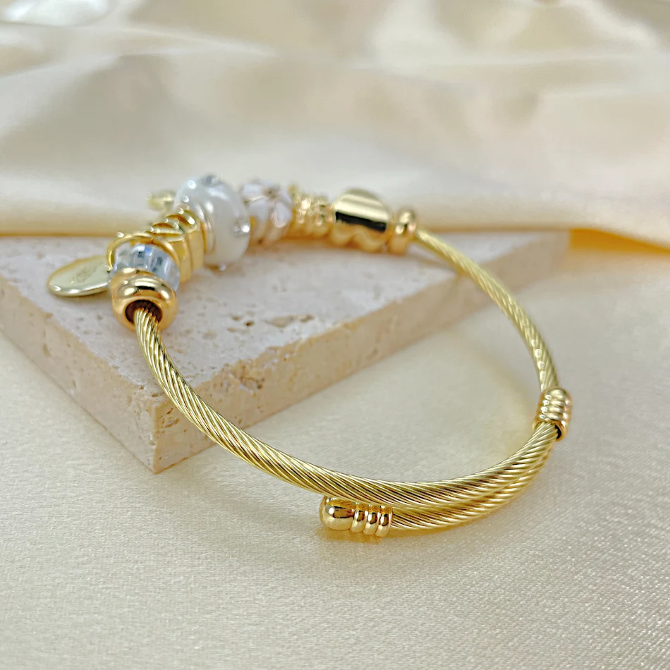 Titanium stalen damesarmband met bloemen, liefde en baby-olifant. Een prachtig sieraad, duurzaam en perfect als cadeau.
