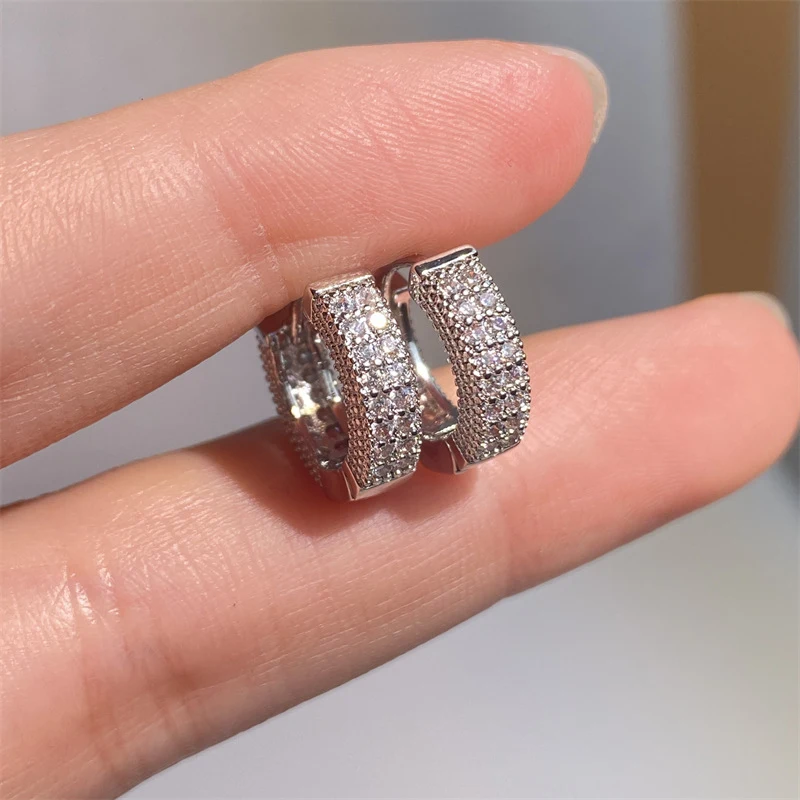 Zirkonia oorbellen in goud, zilver, roségoud en vol diamant. Eenvoudig design, perfect voor dagelijks gebruik en elke gelegenheid.