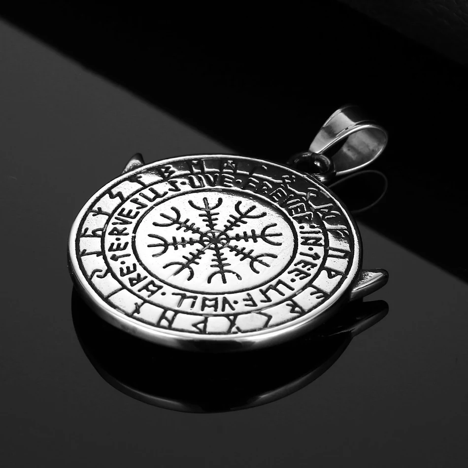 Collier homme hip hop en acier titane. Un accessoire tendance et robuste pour un look urbain et stylé. Idéal pour affirmer votre personnalité.