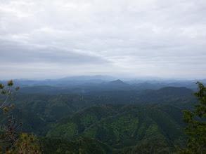 650mコブから北側の展望（奥に高賀三山、手前に岳山）