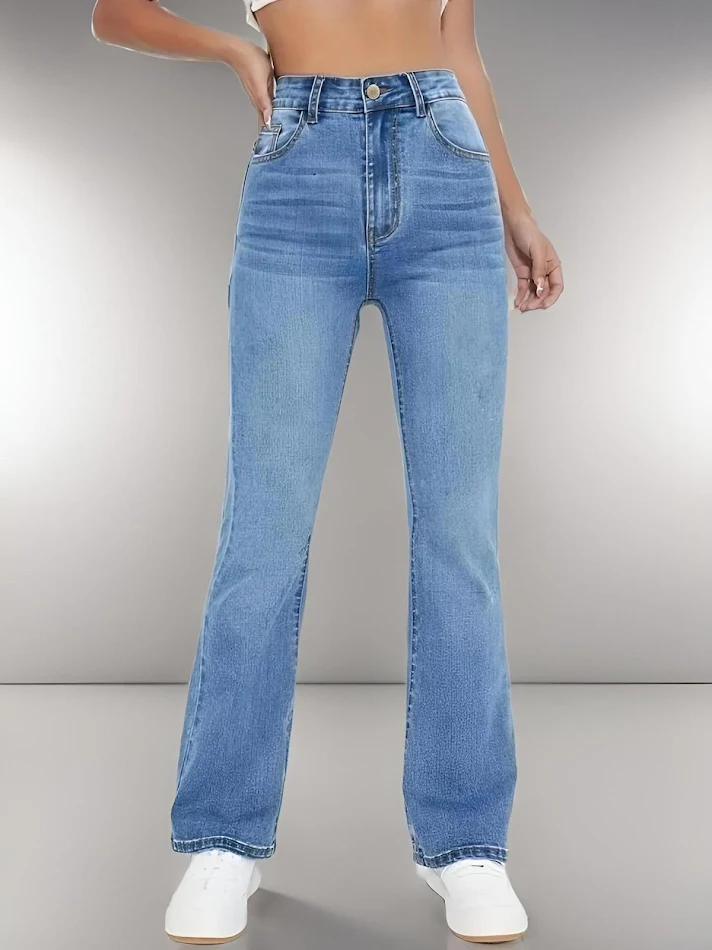 Jean femme taille haute, coupe droite et slim, extensible et polyvalent, s'adapte à toutes les tenues. Confort et silhouette flatteuse.