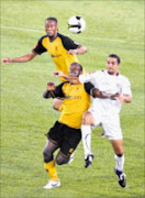 HANDS OFF: Tinashe Nengomasha of Kaizer Chiefs, left, and SuperSport United's Brent Carelse tussle for the ball. 28/02/09. Pic. Lefty Shivambu. © Gallo Images.