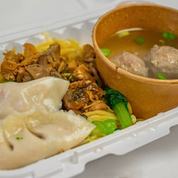 Chicken Noodle and dumpling 鸡肉麺跟水铰