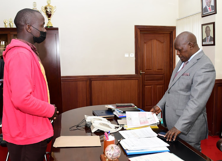 The former 2NK Sacco driver Maina Muthoni with Nyeri Governor Mutahi Kahiga in his office on Tuesday.