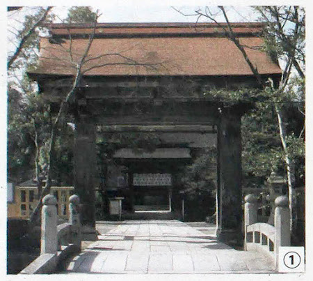 津山城：中山神社神門正面から