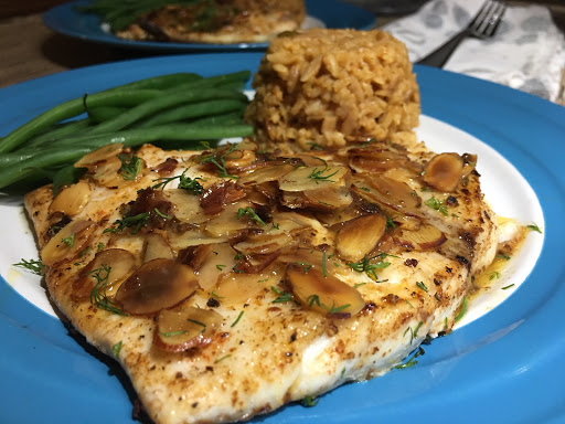 Sole with green beans and rice on a blue plate.