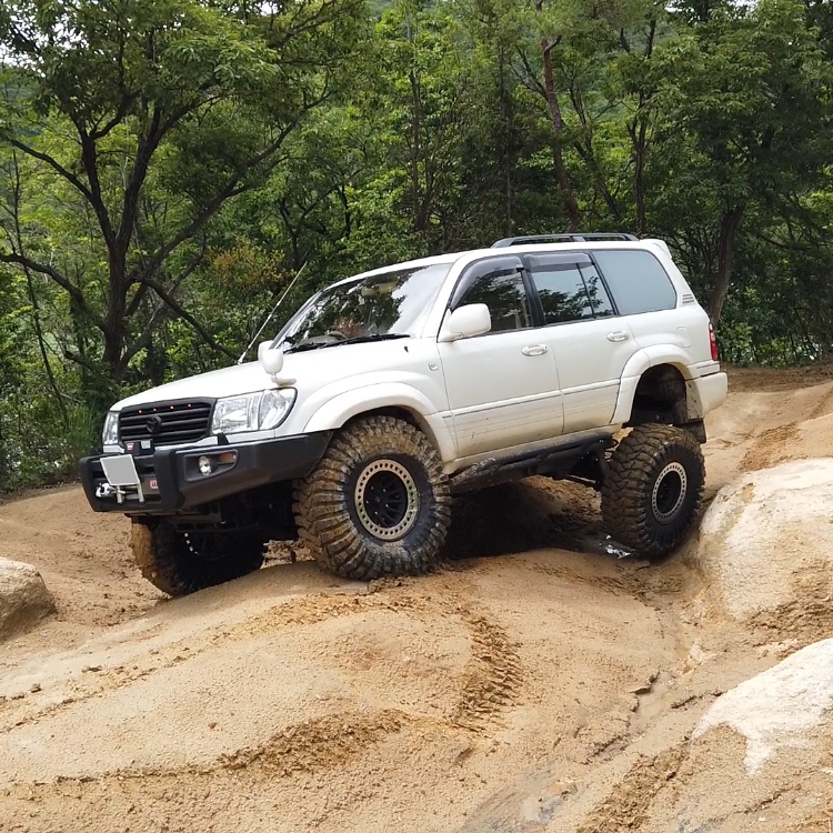 ランドクルーザー100のスポーツランド岡山・trepador・37s・M8060に関するカスタム事例の投稿画像1枚目
