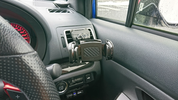 WRX S4の内装小物・カーボン調・ながら運転 ダメ絶対に関するカスタム事例の投稿画像1枚目