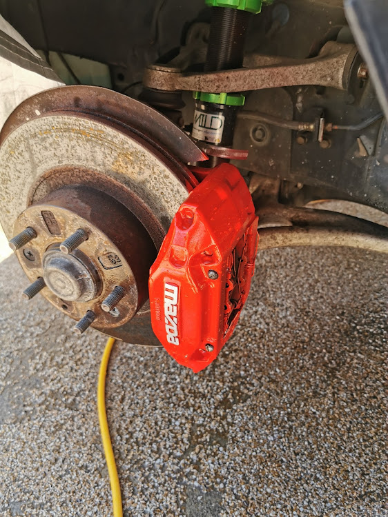 RX-7のフルリメイク中・ＤＩＹ作業・アーチ上げ・キャリパー塗装・塗装DIYに関するカスタム事例の投稿画像5枚目