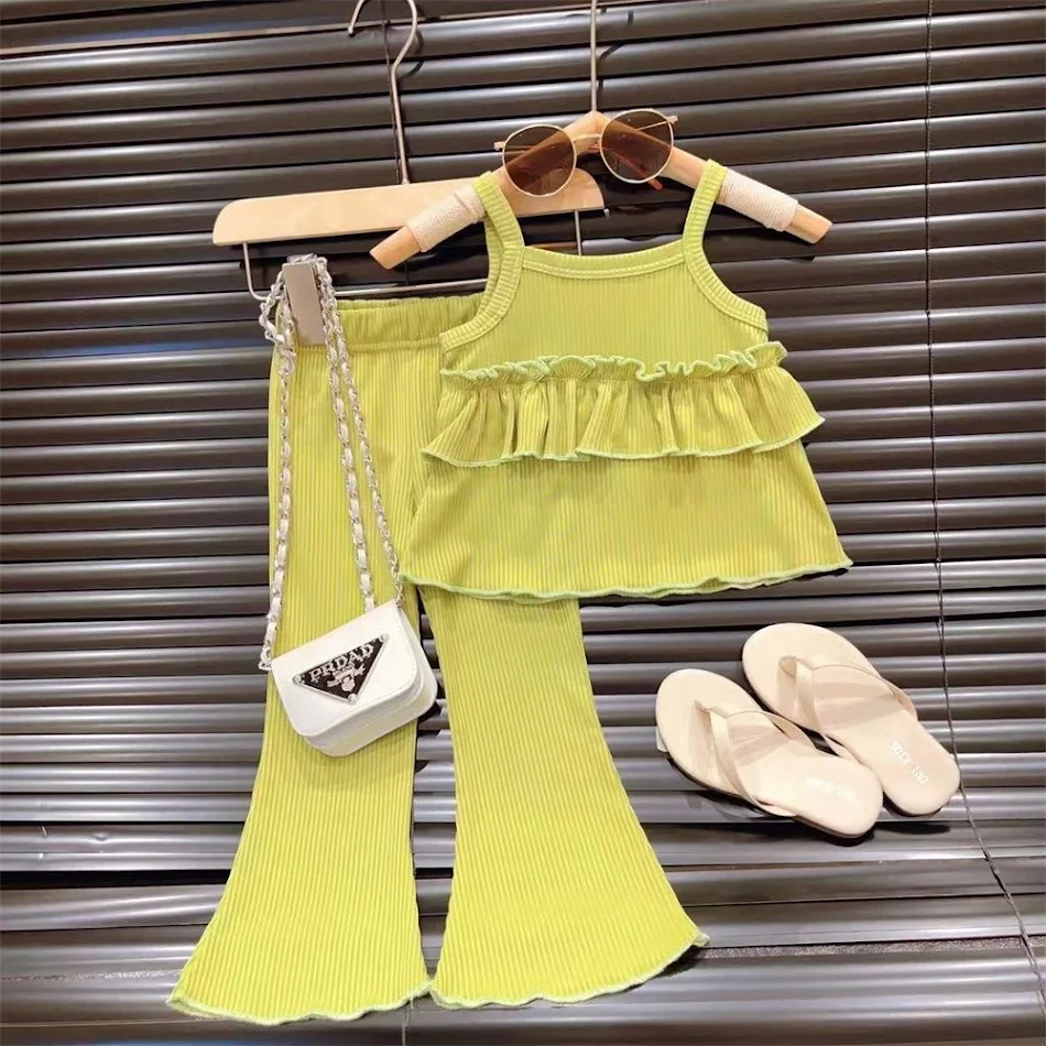 Conjunto de dos piezas para niña delgada, falda de tirantes de seda helada, pantalones de campana y tobilleros, ideal para un look fresco y cómodo.