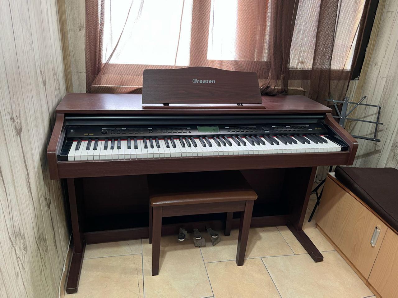 اتاق تمرین برای تک‌نوازی مجهز به پیانو دیجیتال هر ساعت 