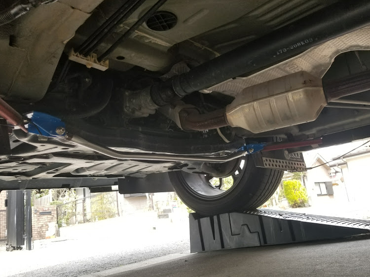 デリカD:5のR32スカイラインのタワーバーを、加工してアンダーバーを、取り付けた。に関するカスタム事例の投稿画像6枚目