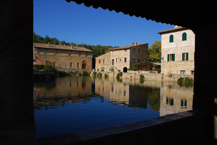 Bagno Vignoni, la Piazza delle sorgenti visto da sotto la loggia di santa Caterina