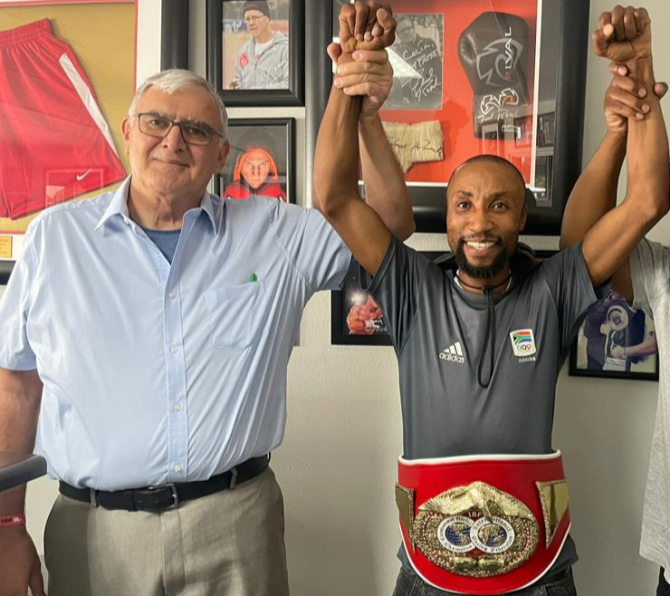 Andre de Vries, left, with boxer Bongani Mahlangu. Picture: DAVID ISAACSON