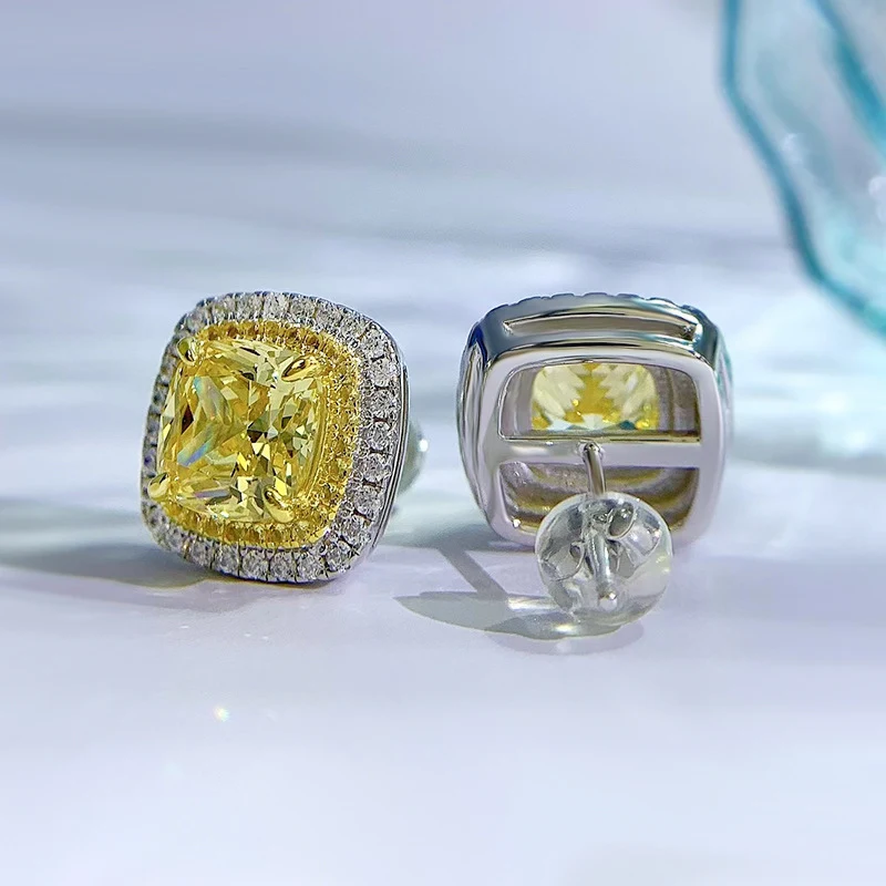 Boucles d'oreilles clous en argent, diamants jaunes et carbone élevé. Un éclat unique pour sublimer votre élégance au quotidien.
