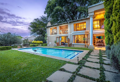 Maison avec piscine et jardin 11