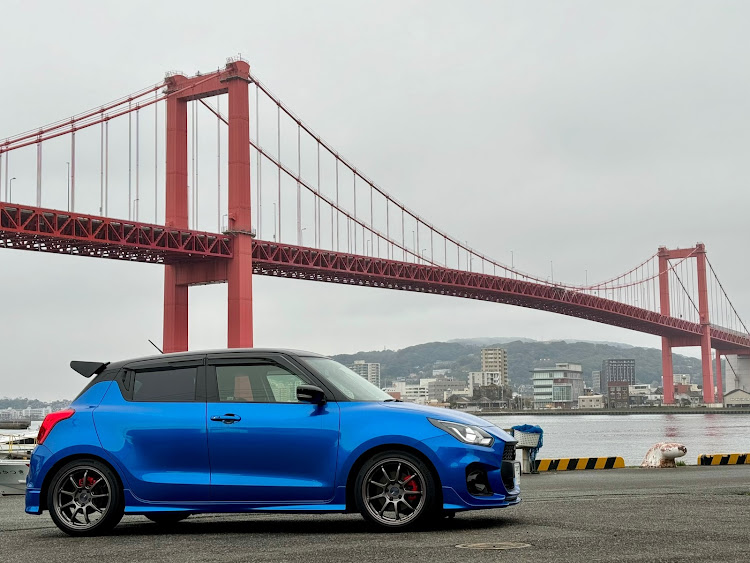 スイフトスポーツの６月もよろしくお願いします・新緑と愛車・若戸大橋コラボ・父の日プレゼント🎁に関するカスタム事例の投稿画像1枚目