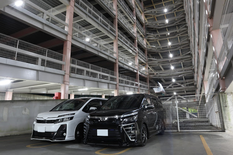 ヴォクシーの立体駐車場映え・コラボカメ活・ソロ編・イルミネーションコラボ✨に関するカスタム事例の投稿画像3枚目