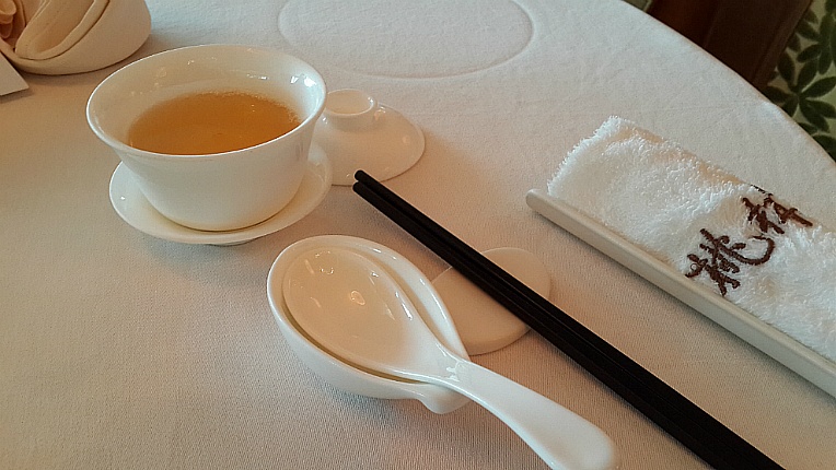 中華料理のレストランのカトラリーセッティング