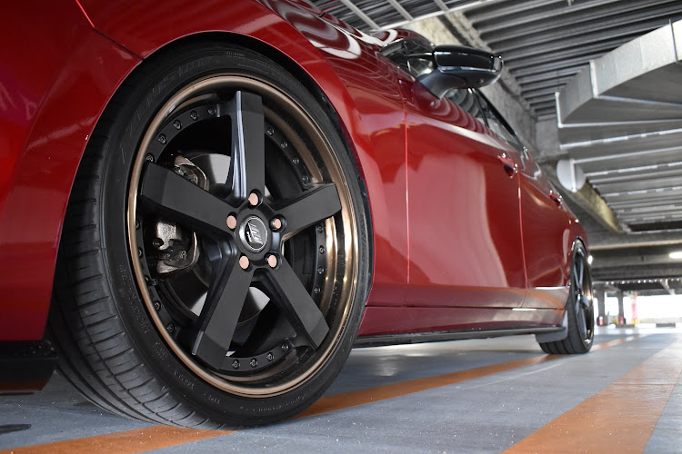 MAZDA3のBLITZ DAMPER ZZ-R・立体駐車場・一眼レフ・workwheels・ZEAST st2に関するカスタム事例の投稿画像1枚目