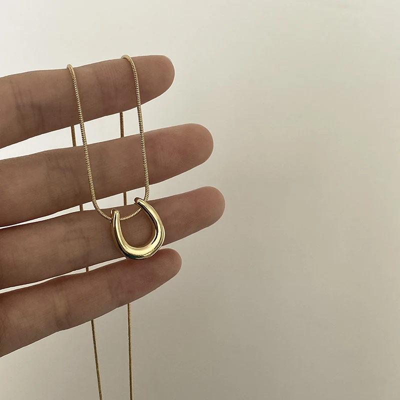 Eenvoudige geometrische U-vormige ketting van titanium staal voor vrouwen, stijlvol design, duurzaam en perfect voor dagelijks gebruik.