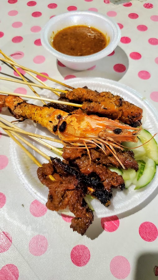 Guide to visiting hawker centers in Singapore- a look at Lau Pa Sat for Satay Street in the evening