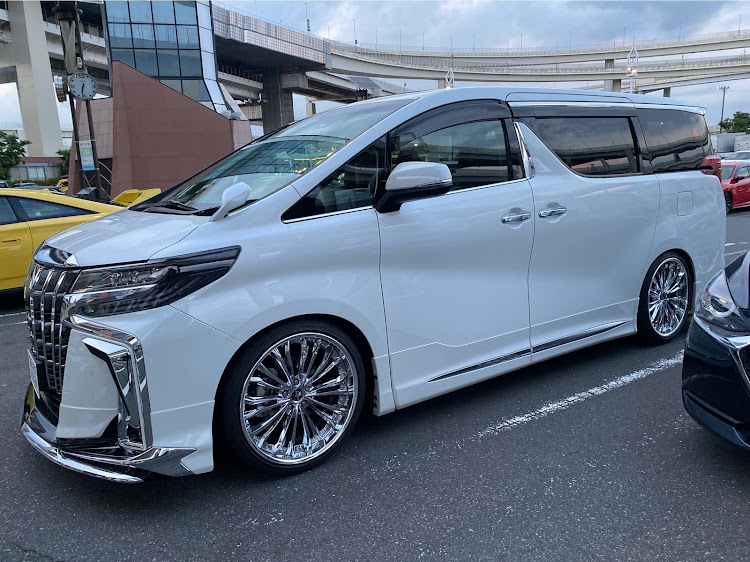 アルファードのゴルフ・30系後期アルファード・車高調整・低いようで低くない丁度良い高さに関するカスタム事例の投稿画像1枚目