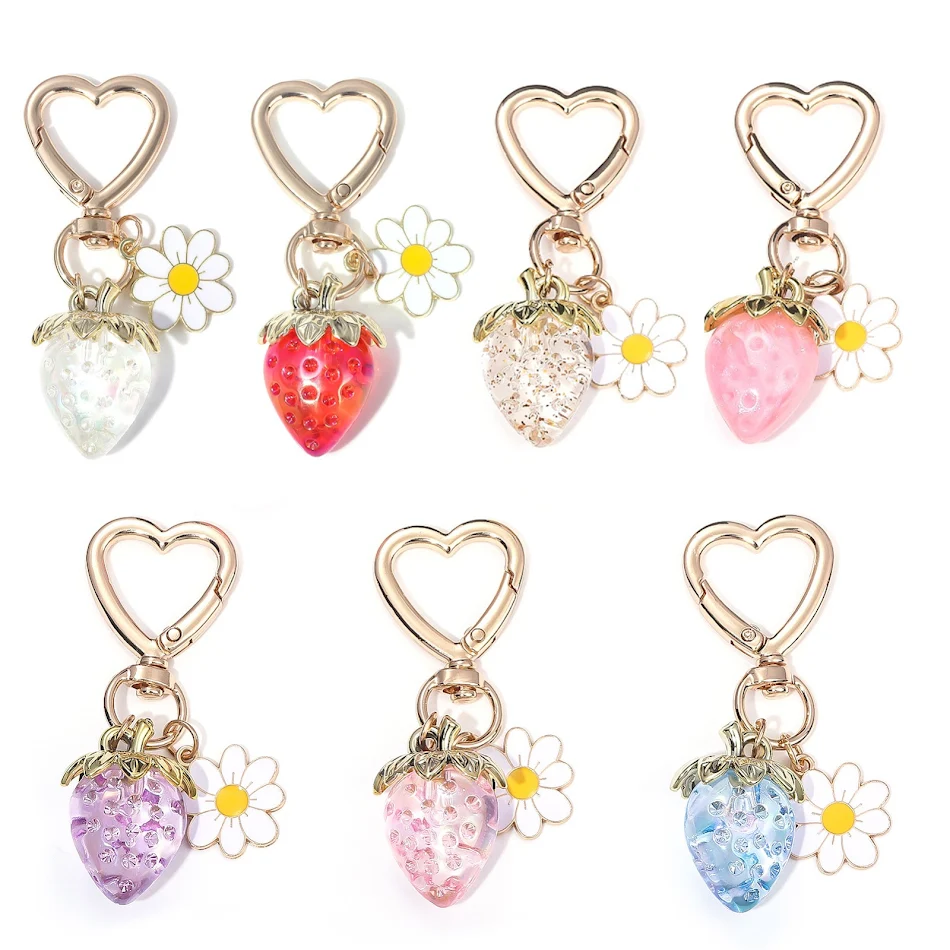 Porte-clés fraise en forme de cœur, un accessoire pendentif charmant. Idéal pour clés, sacs et un cadeau unique et plein de tendresse.