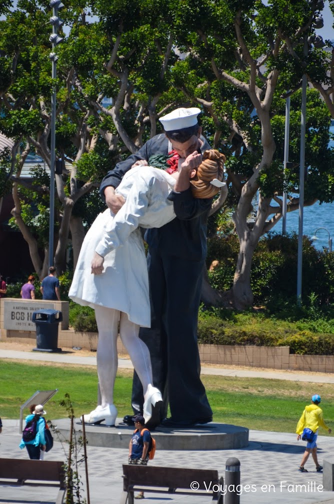 USS Midway - Pont hangar Embrassing statue