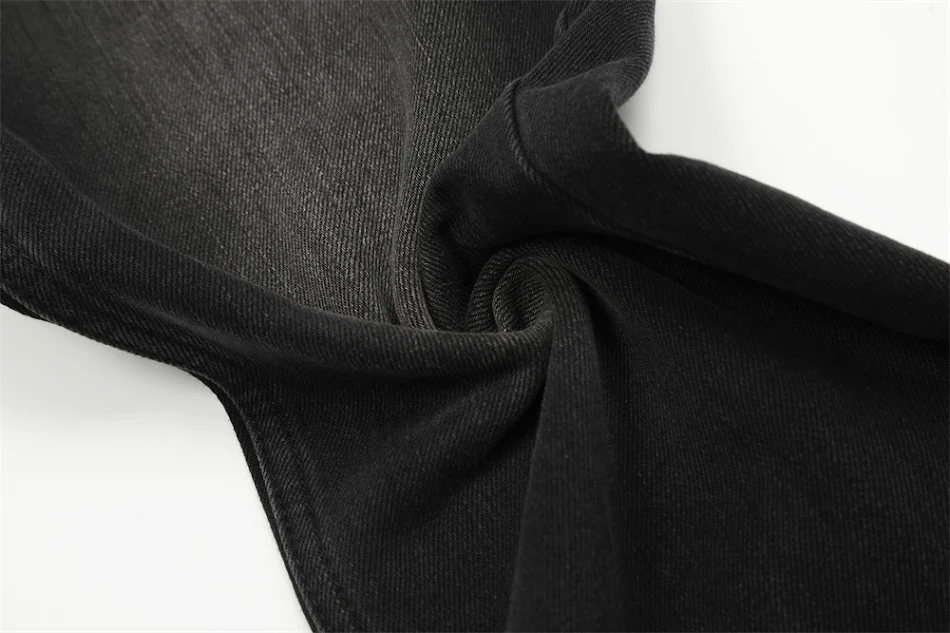 Jeans dritti neri lavati da uomo. Comfort e stile senza tempo. Il denim perfetto per ogni occasione. Vestibilità impeccabile e resistenza.