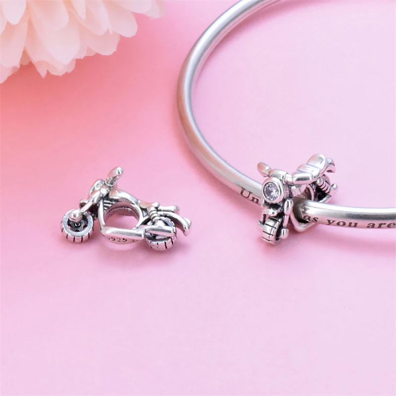 Accessoires de moto simples en argent pur. Améliorez votre style et vos performances avec des pièces élégantes et durables pour une expérience de conduite supérieure.