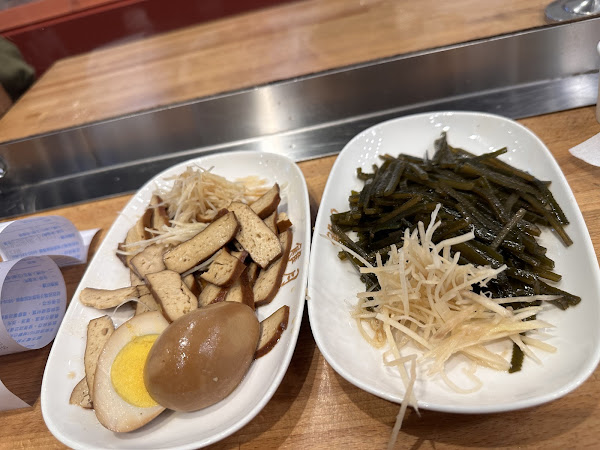 服務專業、店內小有裝潢、但有點擁擠，用餐併桌是肯定的（雖然不喜歡，但礙於美食當前～～），滷味現切、還現燙（上桌帶熱度👍），餐點美味、夠味無誤、份量足。雞帶Q嫩、蒜頭完整無缺還夠嫩，真是厲害的燉功、碗