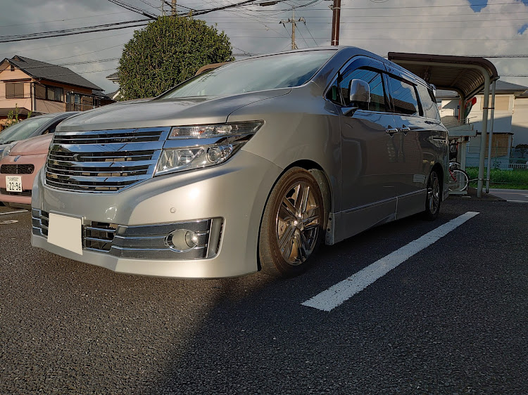 エルグランドの車高上げ・ディーラー修理・タナベ・サステックプロに関するカスタム事例の投稿画像2枚目
