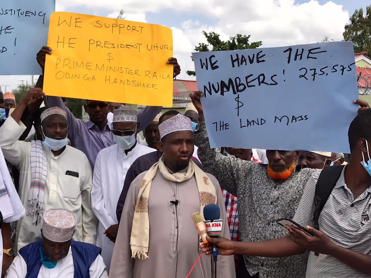 Garisaa deputy governor Abdi Dagane addressing in Masalani town on monday.residents want Ijara split