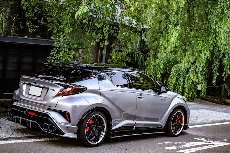 C-HRの武家屋敷・紫陽花コラボ・ナンバー隠し要らず・CARTUNEステッカー・謎の生物襲来！に関するカスタム事例の投稿画像3枚目