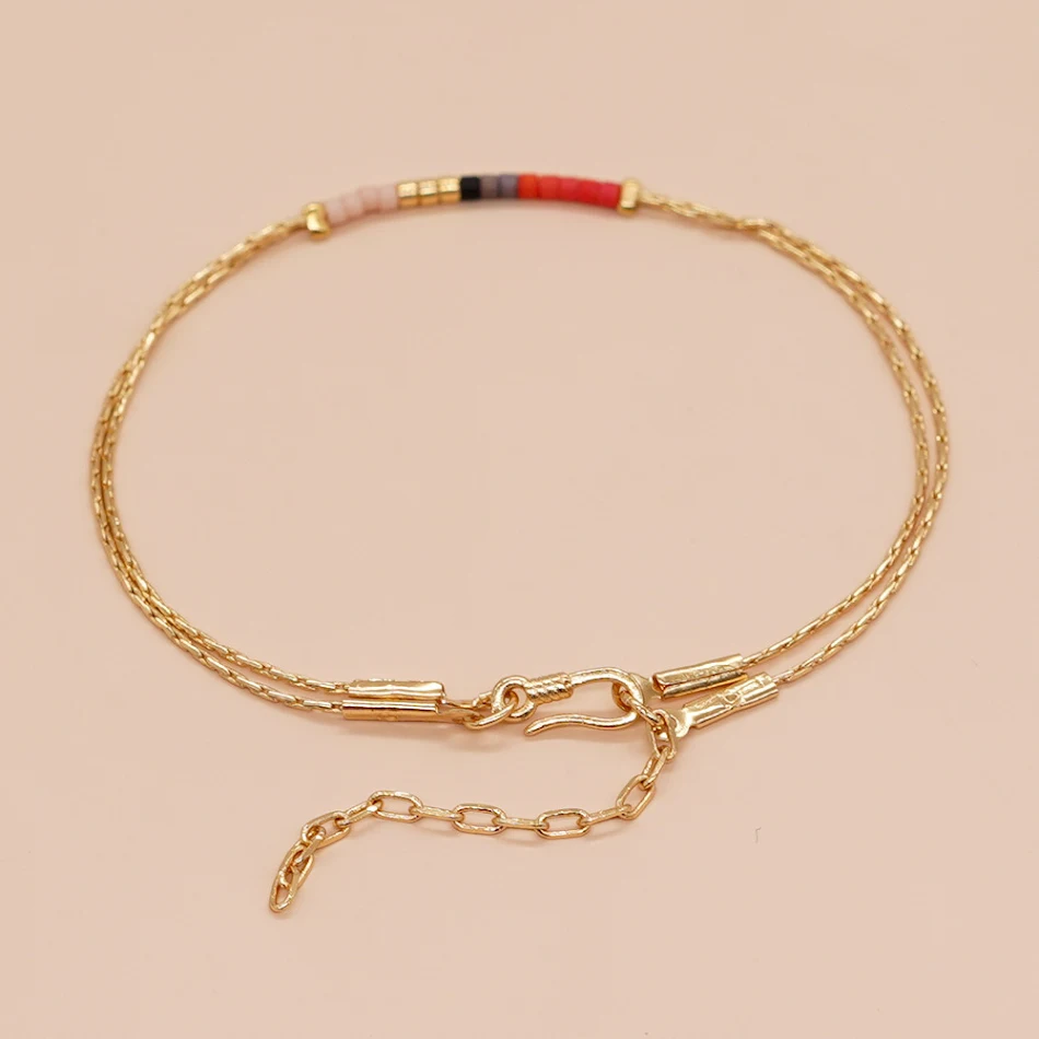 Damesmode armband met gouden draad, dubbellaags en kralen. Een stijlvol accessoire, perfect voor dagelijks gebruik of speciale gelegenheden.