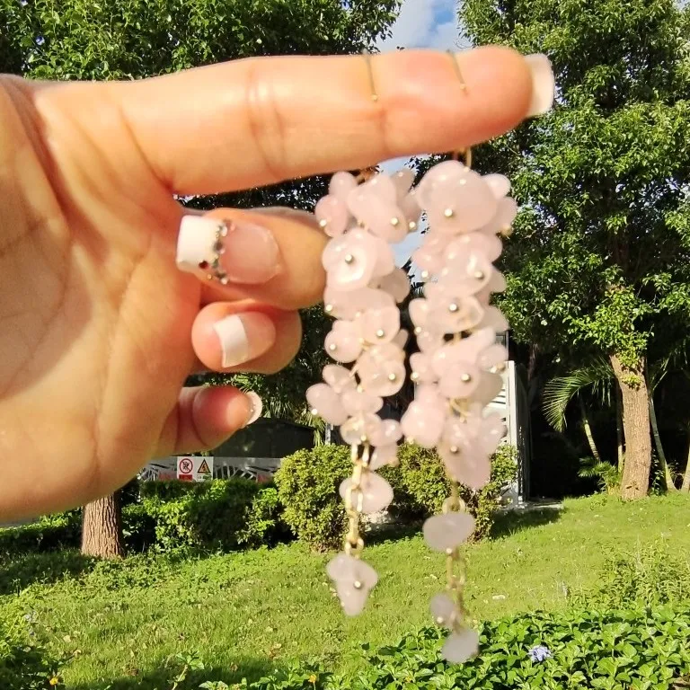 Lange natuurlijke kristallen oorbellen Voeg een vleugje glamour toe. Ontdek de schoonheid van deze oorbellen met natuurlijke kristallen en een lange stijl.