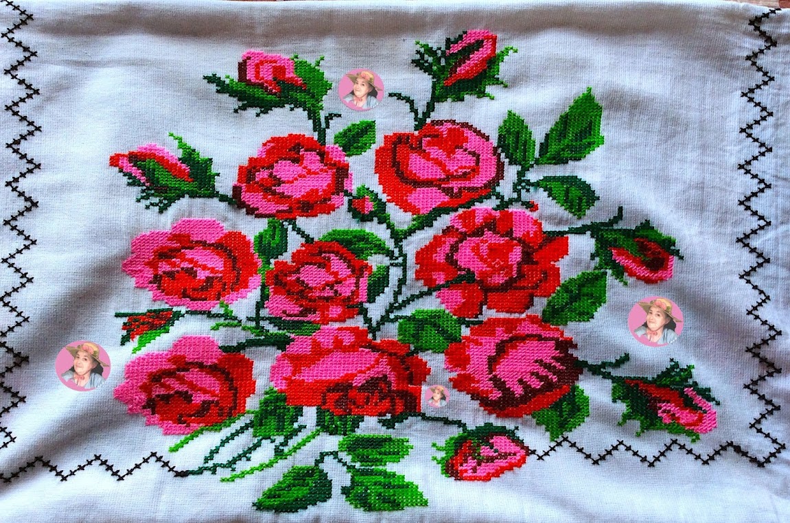 Almohadon de rosas en punto de cruz 