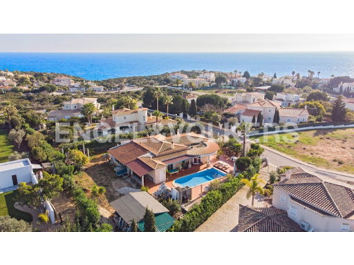 Maison avec piscine et terrasse 1