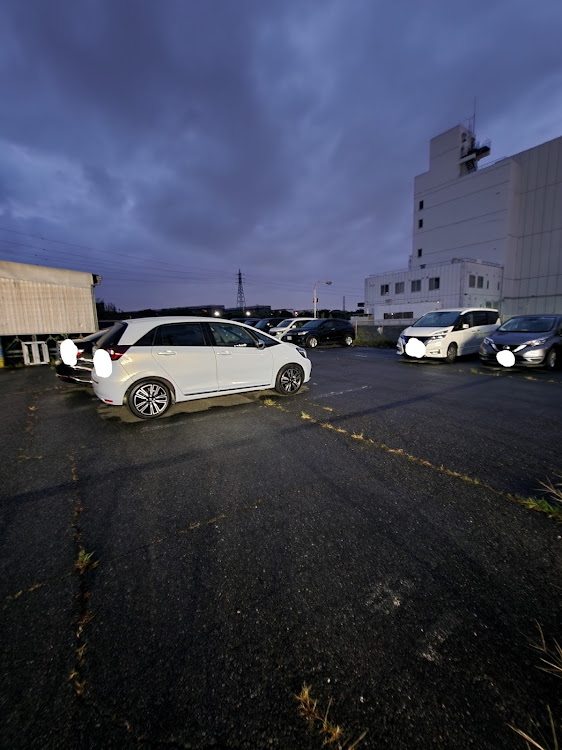フィットの武蔵野フーズ所沢工場・自宅の駐車場に関するカスタム事例の投稿画像2枚目