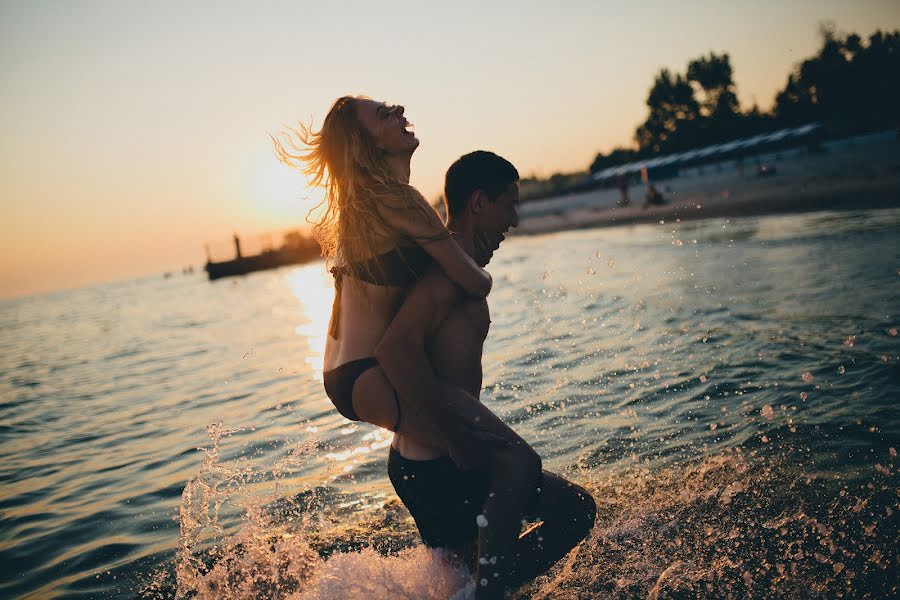 Fotógrafo de casamento Aleksandr Zaycev (ozaytsev). Foto de 5 de agosto 2015