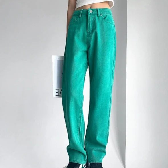 Jean femme taille haute jambes larges coupe droite, pour un look tendance et confortable, parfait pour toutes les occasions.