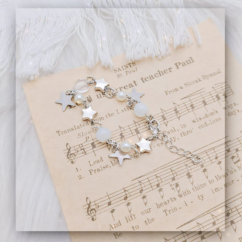Bracelet pendentif étoile à cinq branches avec perles vent, bijou polyvalent pour femmes, idéal pour accessoiriser toutes vos tenues.