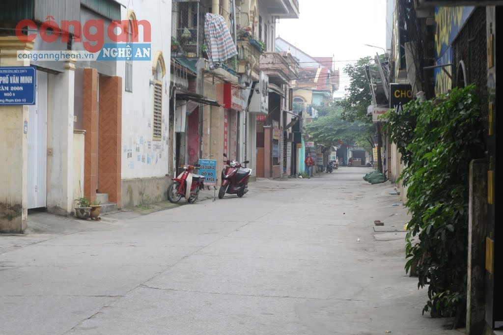 Một cụ già nói vui với chúng tôi rằng “đường phố Tp. Vinh giờ in như những ngày nghỉ tết”