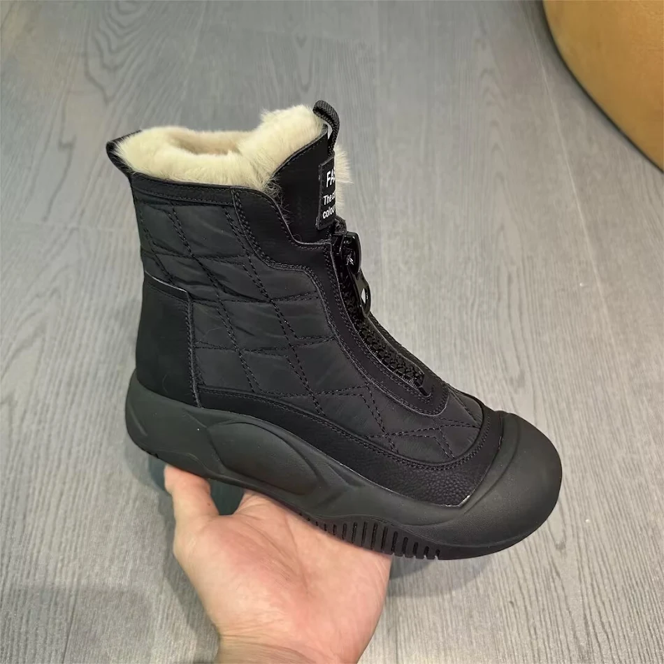 Boje usklađene Dr Martens čizme za sneg sa debelim đonom, tople i moderne. Udobne i stilske čizme za hladne zimske dane i moderan izgled.
