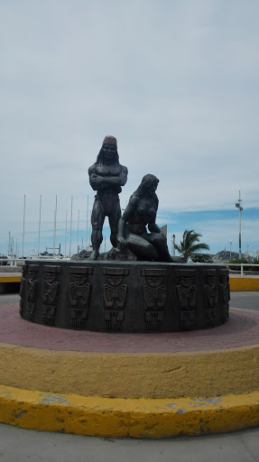 Estatuas Indígenas en el Camellón