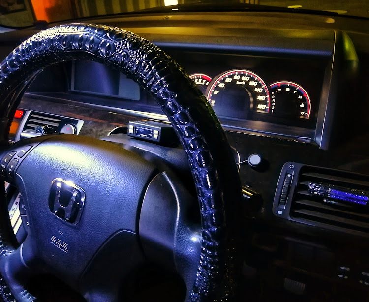 エリシオンプレステージのローダウン・柿本改 hyper GTbox Rev・オーロラローズウッドパール・洗車・pivot 3drive ACに関するカスタム事例の投稿画像2枚目