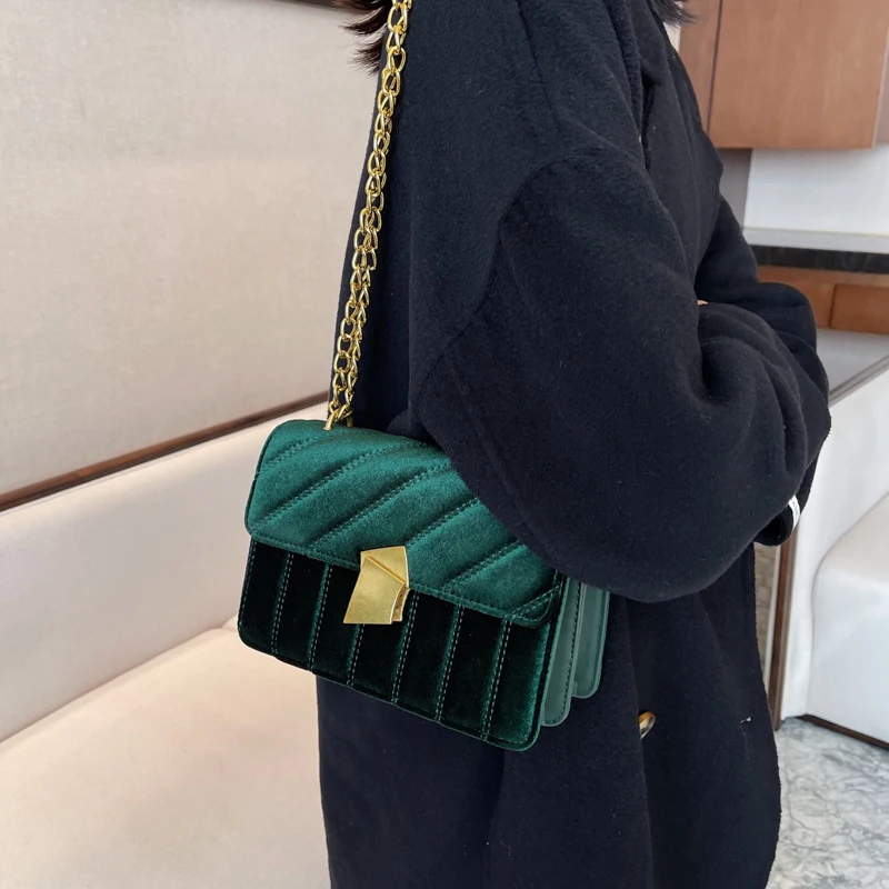 Sac bandoulière femme en velours automne et hiver, une épaule, élégant et chaud, parfait pour un look sophistiqué et confortable en toutes occasions.