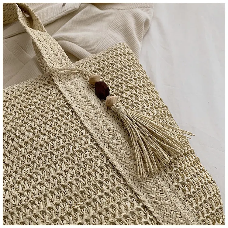 Bolsa feminina casual de praia com alça de ombro, palha e pingente de mogno, perfeita para um look fashion e leve.